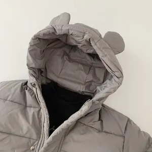 Detail der grauen Kinder-Daunenjacke mit Kapuze mit Bärenohren und gestepptem Stoff