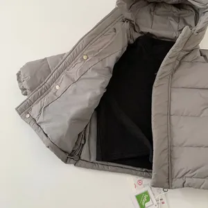 Kinder Daunenjacke in Grau mit Teflon-Gewebeschutz und silbernen Druckknöpfen