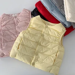 Flachliegende bunte Kinder-Daunenwesten mit gestepptem Design und praktischen Druckknöpfen