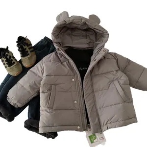 Kinder Winteroutfit Set mit grauer Kapuzen-Daunenjacke mit Bärenohren und blauer Jeans