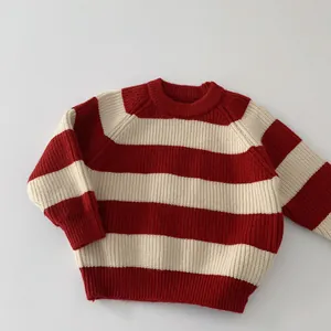 Detail eines rot-weiß gestreiften Strickpullovers mit dicker Textur und Rundhalsausschnitt
