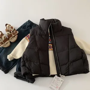 Piatto di gilet in piumino per bambini con maglione in maglia etnica e jeans coordinati