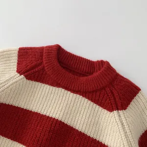 Gestreifter Kinder-Strickpullover in Rot und Weiß mit Rippbündchen für den Winter