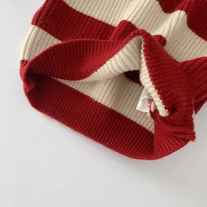 Gestreifter Kinderpullover in Rot und Weiß mit Rippbündchen und Größenetikett 90
