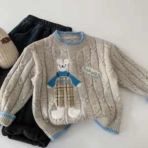 Vue détaillée d'un pull en maille épaisse pour enfant avec broderie ours et pantalon en jean