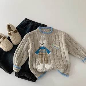 Pull en maille torsadée pour enfant avec broderie ours, jean et chaussures en peluche