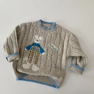 Détails de la maille torsadée et broderie ourson sur ce pull d'hiver enfant