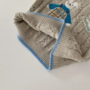 Pull en maille torsadée épaisse beige pour enfants avec broderie ours dessin animé