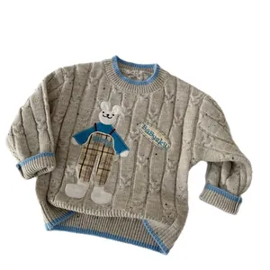 Pull en maille torsadée grise pour enfants avec broderie ours bleu et bords côtelés