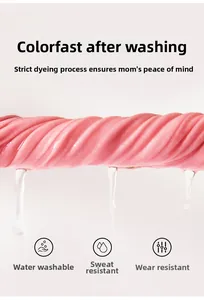 Gros plan d'un tissu en coton rose montrant la solidité des couleurs avec gouttes d'eau