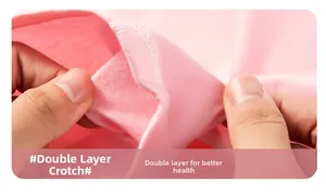 Détail de l'entrejambe en coton double épaisseur et coutures sur short rose pour fille