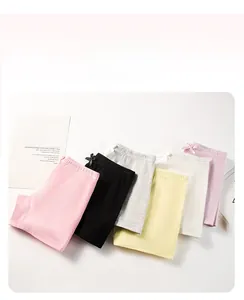 Gros plan de shorts de sécurité en coton pour filles avec nœuds et texture côtelée