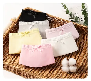Détail de six culottes en coton pour filles dans une variété de couleurs pastel douces