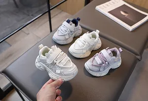 Détail de baskets en mesh pour enfants avec velcro en bleu, blanc et violet