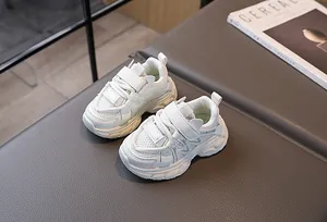 Vue de dessus de baskets blanches en mesh pour enfants avec velcro et semelle épaisse