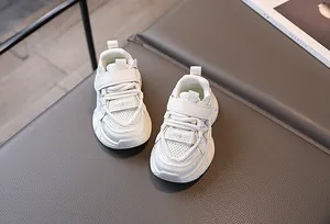 Détail des baskets blanches pour enfants en maille et cuir avec fermeture à scratch