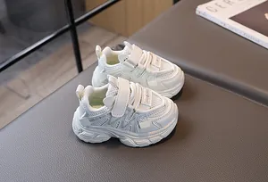 Vue détaillée de baskets crème pour enfants avec maille respirante et fermeture velcro