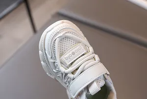 Vue macro de la tige en maille et cuir synthétique avec fermeture velcro sur chaussures enfant