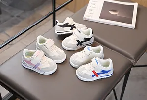 Diverse opzioni di colore per sneaker da bambino con chiusura a strappo e suola antiscivolo