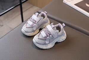 Détail de baskets enfant violettes avec maille respirante et attaches velcro solides