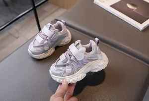 Vue détaillée des baskets en mesh respirant rose et violet pour petit enfant