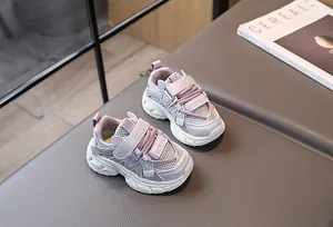 Vue détaillée de baskets en mesh violet pour enfants sur un banc en cuir avec revue