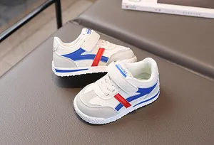 Dettaglio di scarpe sportive per bambini con strisce rosse e chiusura a strappo