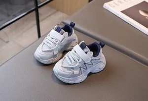 Vue détaillée de baskets enfant en maille respirante avec scratch et semelle antidérapante