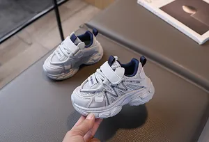 Détail de baskets enfant en maille respirante avec fermeture velcro et semelle antidérapante
