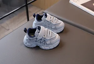 Détail de la tige en maille respirante et de la bride velcro sur baskets enfant