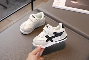 Vista dettagliata delle scarpe bimbi con cinturini a strappo e punta rinforzata