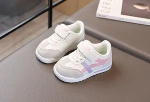 Vista dall'alto di sneakers per bambini con chiusura a strappo e suole antiscivolo
