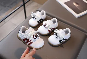 Detailaufnahme der rutschfesten Gummisohle und des Comic-Augen-Designs der Kleinkinderschuhe