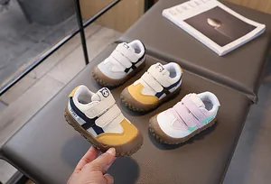 Dettaglio di scarpe sportive per bambini con doppia chiusura a strappo e panda