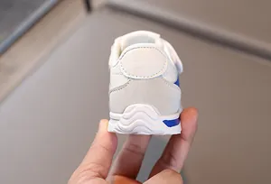 Dettaglio di scarpe per bambini con tallone rinforzato e suola ondulata antiscivolo