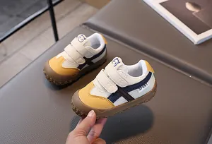 Dettaglio scarpe traspiranti per bambini con doppio velcro e suole in gomma antiscivolo