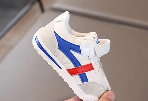 Dettaglio scarpa sportiva per bambini con tomaia beige e chiusura a strappo bicolore
