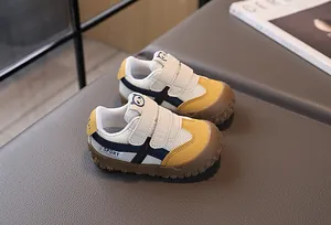 Dettaglio di scarpe sportive per bambini con doppia chiusura a strappo e punta in gomma