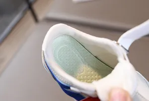 Dettaglio della soletta traspirante in mesh verde e fodera imbottita per scarpe bimbi