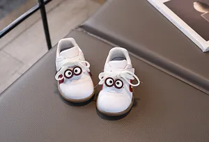 Detailansicht der Babyschuhe mit großem Cartoon-Augen-Design und weicher Gummisohle