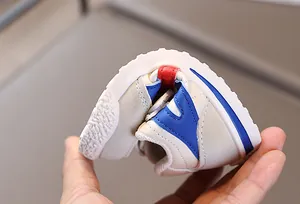 Primo piano della suola in gomma flessibile delle sneakers per bambini piegata per comfort