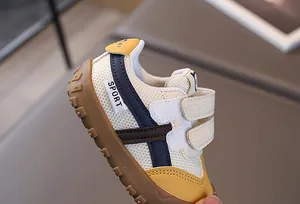 Dettaglio di scarpe sportive per bambini con mesh traspirante e chiusura a strappo