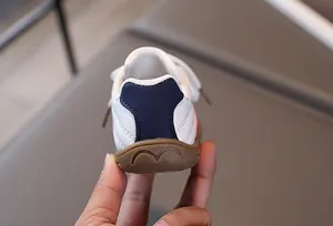 Detail von Babyschuhen mit Obermaterial aus Kunstleder und robuster Gummisohle