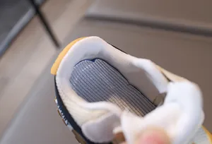 Dettaglio del supporto imbottito per la caviglia e fodera in rete per scarpe neonato