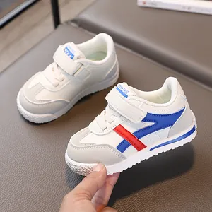 Sneakers casual per bambini in bianco e grigio con velcro e suola in gomma antiscivolo