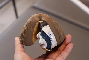 Dettaglio della suola in gomma flessibile antiscivolo delle sneaker traspiranti bimbi
