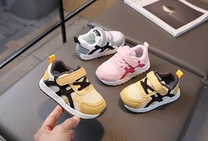 Detalle de la malla transpirable y correas de velcro de estas zapatillas para bebés