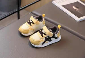 Primer plano de zapatos deportivos para bebé con malla transpirable y cierre de velcro