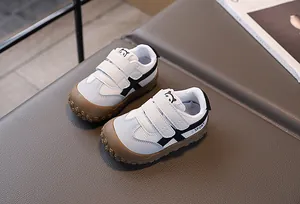 Dettaglio di scarpe primi passi con suola antiscivolo e simpatico panda sulla linguetta