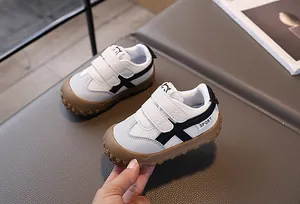 Dettaglio di scarpe sportive per bambini con doppio velcro e punta in gomma anti-collisione